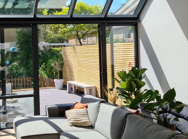 Lichtstraat in serre aanbouw voor extra daglicht